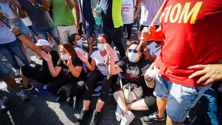 La protesta degli operai della Whirlpool nella giornata di mercoledì 14 luglio (Ansa / Cesare Abbate)