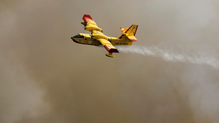 Un canadair impegnato a spegnere un incendio