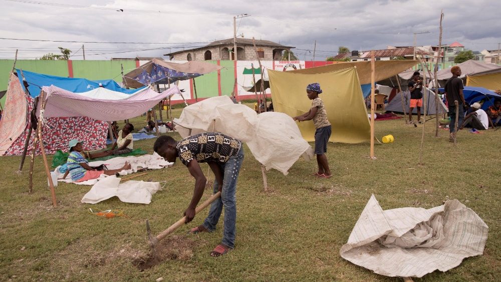 Grupos de haitianos montaram em tendas após terem casas destruídas em Les Cayes. (Foto: EPA/Orlando Barria)