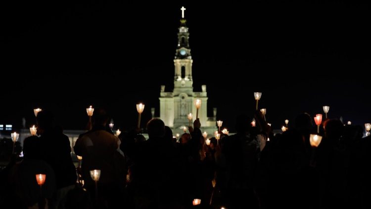 Fedeli in pellegrinaggio al santuario di Fatima (foto d'archivio)