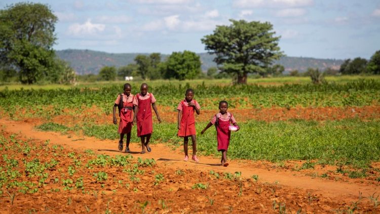 I bambini costretti a vivere in assenza di acqua, servizi igienici adeguati, sanità e istruzione
