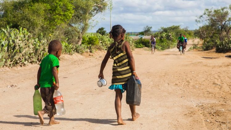 I bambini esposti a shock climatici e ambientali