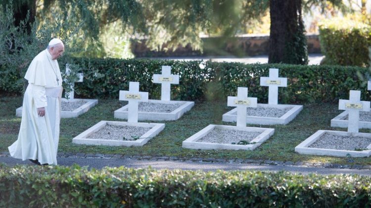 Papst Franziskus letztes Jahr bei einem Besuch auf dem französischen Militärfriedhof von Rom