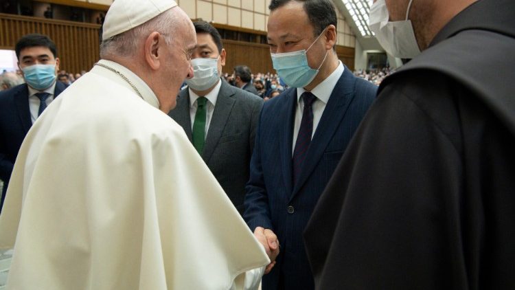 Руслан Казакбаеў падчас размовы з Францішкам