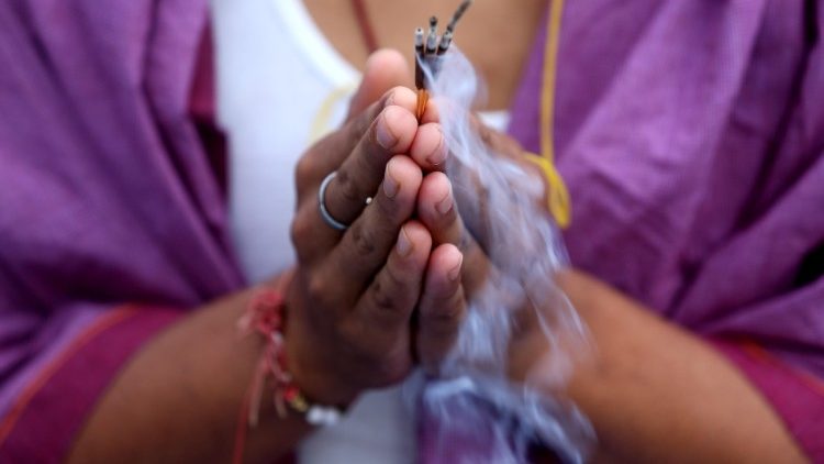 La preghiera dei fedeli di Bangalore 