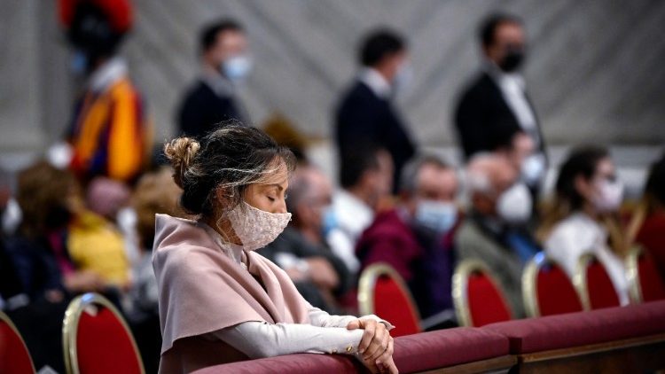 La preghiera dei fedeli in San Pietro nella Giornata mondiale dei poveri 