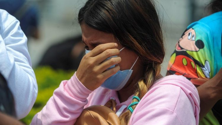 Las autoridades identifican a 34 de los 68 reclusos muertos el sábado en la cárcel de Ecuador