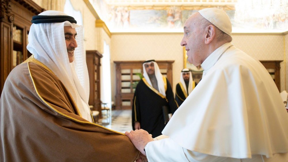 Papa Francisco recebe xeque Kahlid bin Ahmed Al Khalifa, em 25 de novembro de 2021