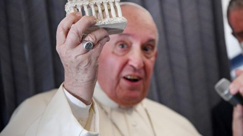 Papst Franziskus warnt vor Schwächung der Demokratie in Europa