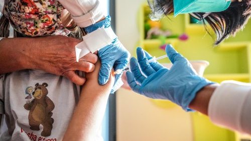 La Santa Sede ribadisce la posizione favorevole ai vaccini: “Un atto d’amore”