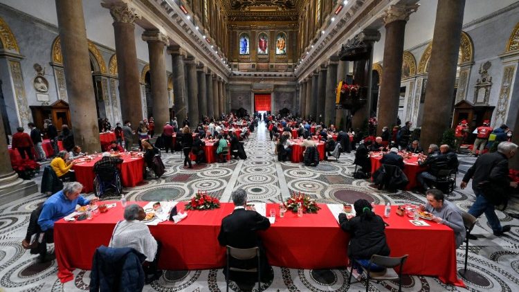 Almuerzo de Navidad con los pobres en Santa María in Trastevere organizado por la Comunidad de San Egidio