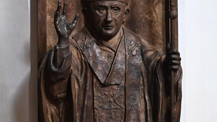 Gedenkplakette für Benedikt XVI. in der Münchner Frauenkirche