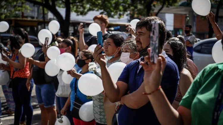 Seguidores de Cristina 'Vita' Aranda, asesinada en un tiroteo, en la salida del velorio de la joven modelo.