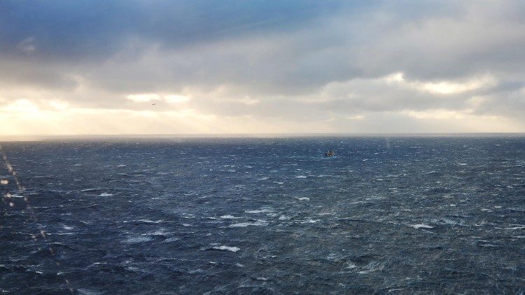 Ein Rettungsschiff sucht am Tag nach dem Schiffsunglück nach Überlebenden