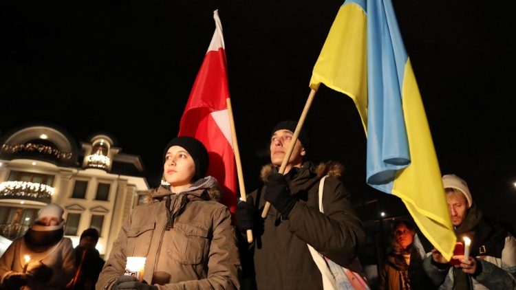 Ludzie modlący się za Ukrainę w Zakopanem w dzień po rozpoczęciu pełnoskalowej rosyjskiej inwazji na naszych wschodnich sąsiadów, 25 lutego 2022