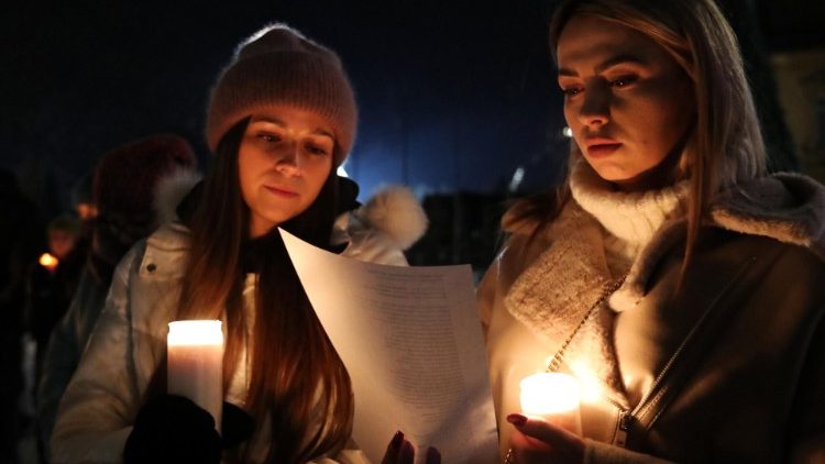 Prière sur la place de l'Indépendance à Zakopane (Pologne), le 25 février 2022 - Grzegorz Momot/EPA