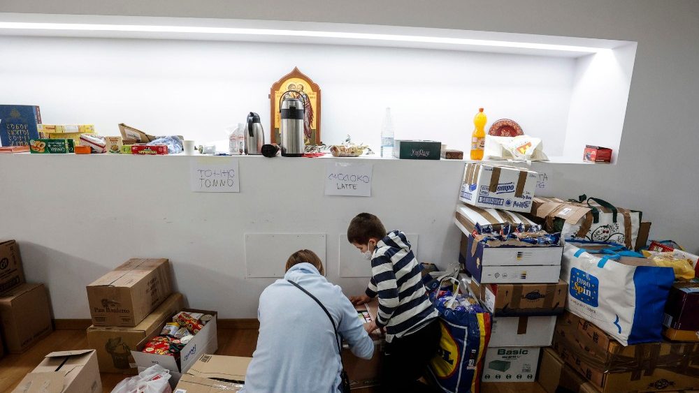 Dans des salles de la basilique, les bénévoles sont à l'œuvre
