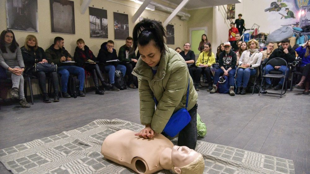 Inhabitants of Lviv take part in medical training in first aid 