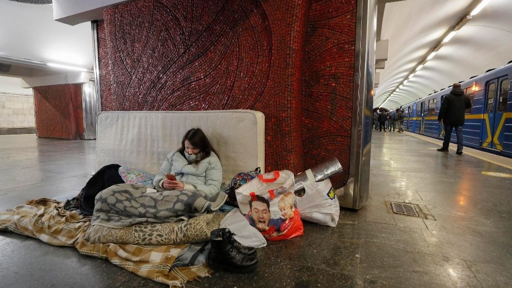 Famiglie rifugiate da giorni nella metropolitana di Kiev (Epa / Sergey Dolzhenko)