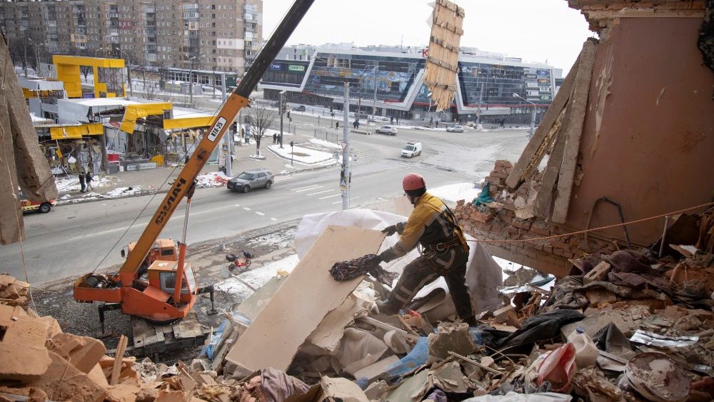 Uno dei numerosi palazzi di Kharkiv distrutti dai bombardamenti russi (Epa / Stanislav Kozliuk)
