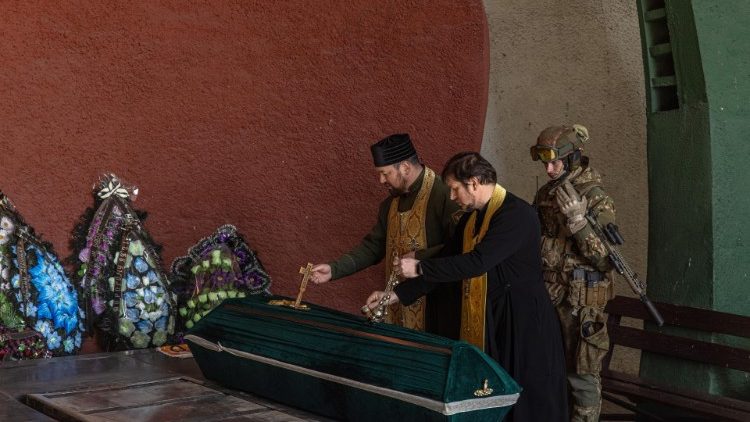 Ukraiński ksiądz apeluje o korytarze humanitarne, by chować zabitych