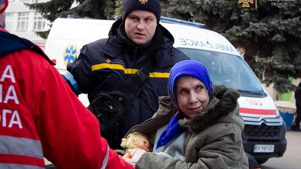 Soccorritori e volontari aiutano i rifugiati nella stazione di Khmelnytsky (Ansa)