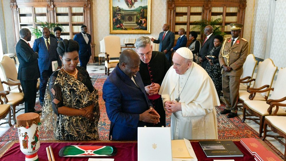 Le Pape François et M. Evariste Ndayishimiye, Président du Burundi