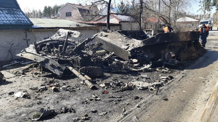 Wrack auf der Straße zwischen Irpin und Butscha in der Ukraine