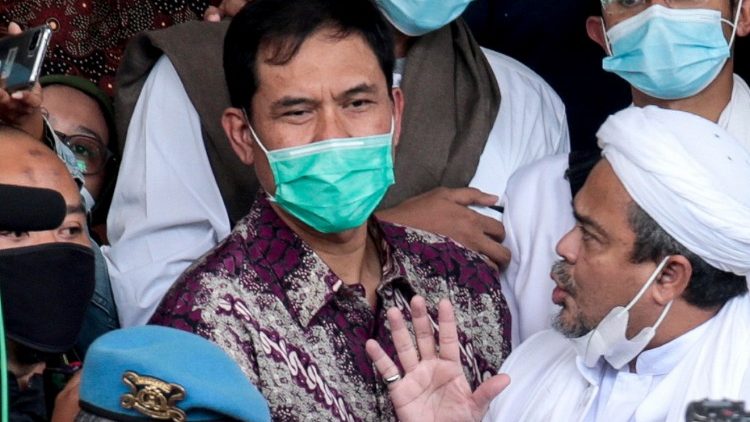 Ein wegen Terrorismus verurteilter Hardliner der Islam Defender Front, Munarman (mittig im Bild), kam mit einer dreijährigen Haftstrafe davon (Archivfoto)