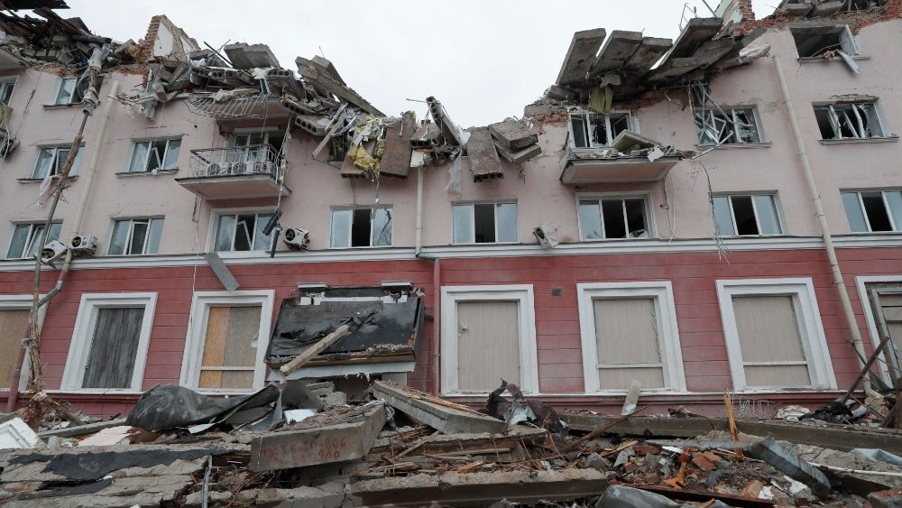 O hotel danificado 'Ucrânia' em uma rua bombardeada no centro da cidade de Chernihiv, Ucrânia, 09 de abril de 2022. EPA/SERGEY DOLZHENKO