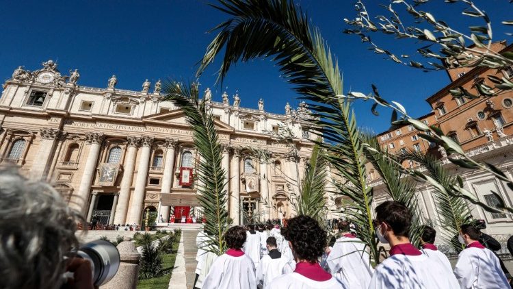 Procesión en la plaza de San Pedro