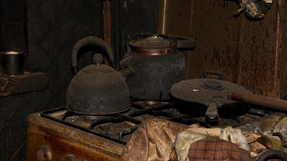 Vista interior de um edifício residencial danificado após bombardeio em Kharkiv, Ucrânia, 14 de abril de 2022. A cidade de Kharkiv, a segunda maior da Ucrânia, testemunhou repetidos ataques aéreos de forças russas, incluindo cidades de satélites. As tropas russas entraram na Ucrânia em 24 de fevereiro, resultando em combates e destruição no país e desencadeando uma série de severas sanções econômicas à Rússia por parte dos países ocidentais. EPA/SERGEY KOZLOV