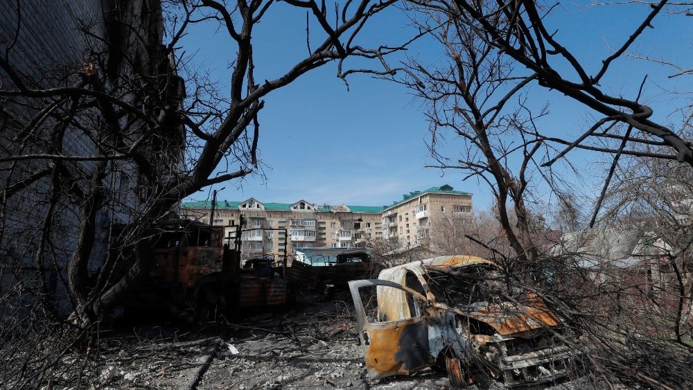 Um prédio residencial e carros danificados em Makariv, perto de Kiev (Kiev), Ucrânia, 14 de abril de 2022. Algumas cidades e vilarejos foram recentemente recapturados pelo exército ucraniano da retirada das forças russas e agora as pessoas tentam restaurar a vida normal lá. Em 24 de fevereiro, as tropas russas entraram no território ucraniano, resultando em combates e destruição no país, um enorme fluxo de refugiados e múltiplas sanções contra a Rússia. EPA/SERGEY DOLZHENKO