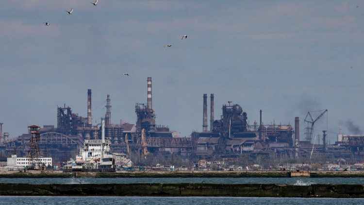 L'acciaieria di Mariupol vista dal porto della città 