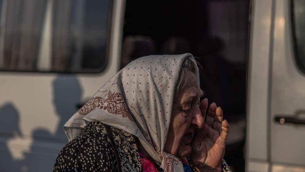 Valentyna, de 75 anos, chega em Zaporizhzhia depois de ser evacuada de Mariupol. EPA/Roman Pilipey