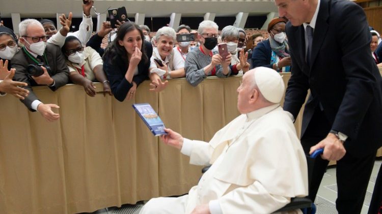 教宗与修女们会面