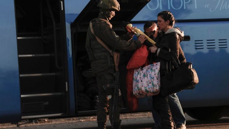 L'evacuazione dei civili dall'acciaieria Azovstal