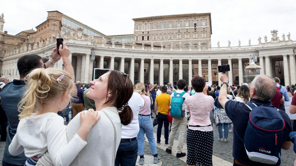 Gläubige auf dem Petersplatz warten auf Papst Franziskus