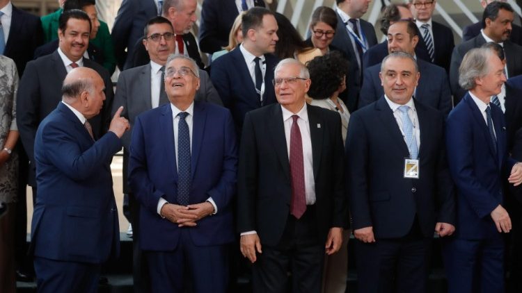 Alcuni dei partecipanti alla VI conferenza sugli aiuti alla Siria di Bruxelles