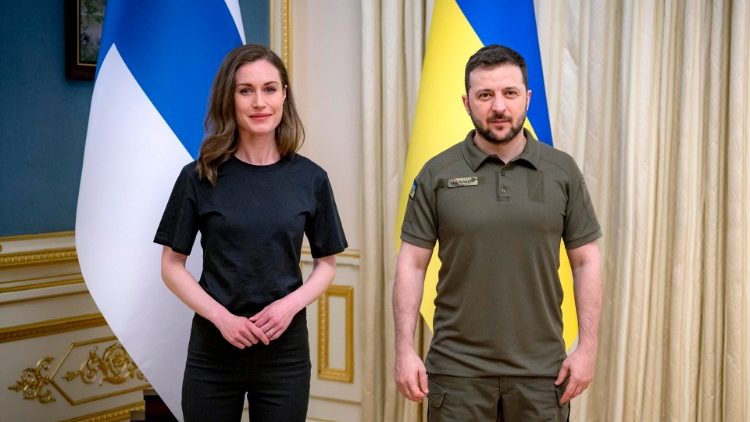 Sanna Marin, premier finlandese, con il presidente ucraino Volodymyr Zelensky (Epa)
