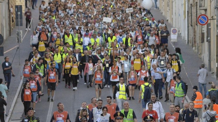 Pellegrinaggio Macerata-Loreto, i pellegrini arrivati al santuario (foto Ansa)