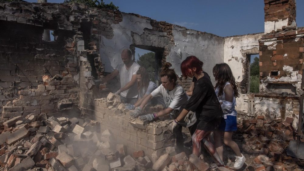 Jovens voluntários ucranianos da iniciativa "Reapis Together" em ação no povoado de Ivanivka, região de Chernihiv. (EPA/Roman Pilipey)
