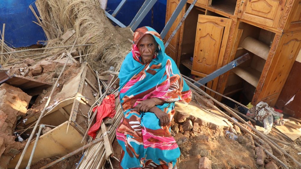 Uma senhora idosa sudanesa senta-se perto de sua casa danificada em uma área inundada do estado de Al Jazirah, Sudão, 23 de agosto de 2022. De acordo com o Conselho Sudanês de Defesa Civil, pelo menos 79 pessoas morreram em incidentes relacionados às recentes inundações no país. Milhares de casas foram danificadas devido às inundações que afetaram o sul de Darfur, Cordofão do Norte e o estado de Al Jazirah. EPA/MOHND AWAD