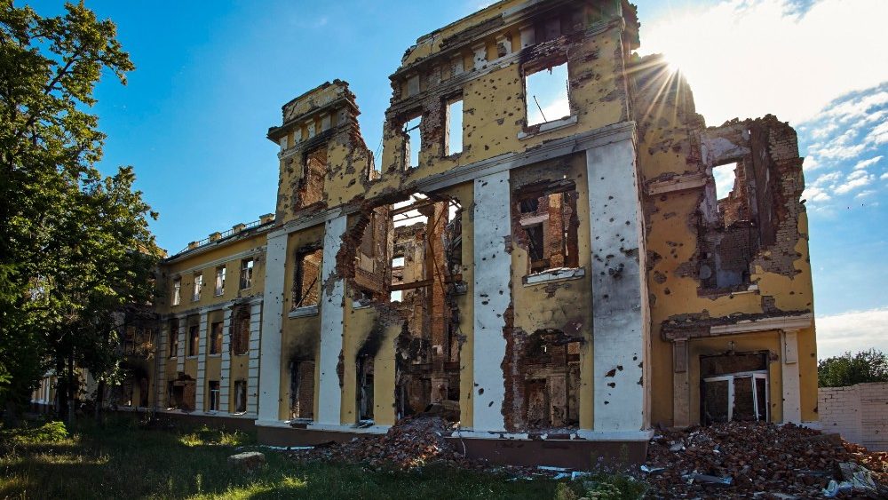 A escola local danificada número 39, que foi capturada por sabotadores russos em 26 de março de 2022 e danificada durante os combates, em Kharkiv, Ucrânia, 01 de setembro de 2022. EPA/SERGEY KOZLOV