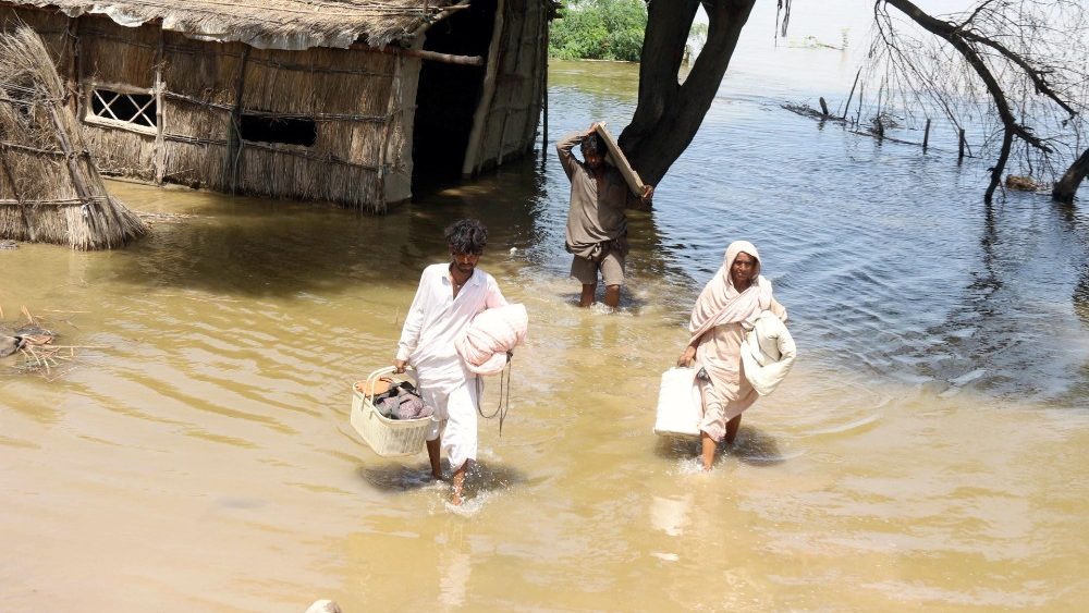 Pessoas afetadas por inundações se mudam para áreas mais altas no distrito de Jamshoro, província de Sindh, Paquistão, 05 de setembro de 2022. De acordo com a Autoridade Nacional de Gerenciamento de Desastres (NDMA), inundações repentinas provocadas por fortes chuvas de monção mataram mais de 1.200 pessoas em todo o Paquistão desde meados de junho 2022. EPA/NADEEM KHAWER