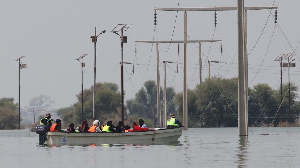 Exército paquistanês resgata pessoas para terrenos mais altos em áreas inundadas no distrito de Jamshoro, província de Sindh, Paquistão, 11 de setembro de 2022. De acordo com autoridades de gerenciamento de desastres, cerca de 160 pontes e 5.000 km (3.200 milhas) de estradas foram destruídas ou danificadas, 3,5 milhões de acres de culturas afetadas e cerca de 800.000 animais perdidos.