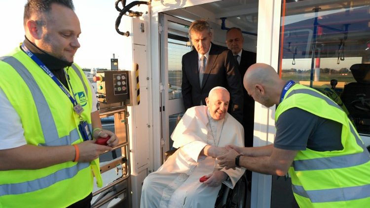 Papež František zdraví pozemní personál na letišti Fiumicino