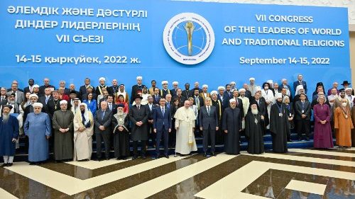 VIDEO Papež se je v Palači miru in sprave srečal z nekaterimi voditelji in delegacijami