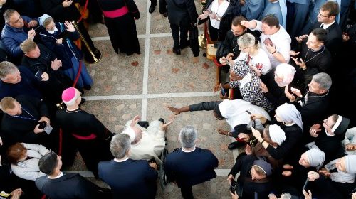 Kazakhstan: le Pape exhorte à inclure les femmes et les jeunes dans la quête de paix mondiale