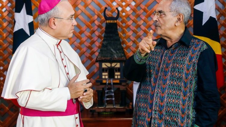 O substituto para Assuntos Gerais da Secretaria de Estado, Dom Edgar Peña Parra, com o presidente de Timor-Leste José Ramos-Horta em Díli, em 19 de setembro de 2022. EPA/ANTÔNIO DASIPARU